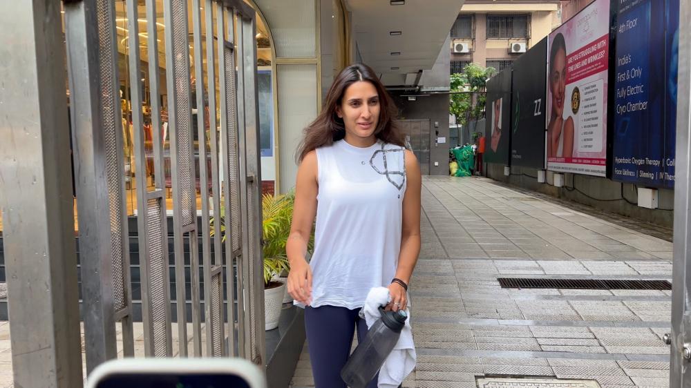 pragya-kapoor-was-snapped-at-the-gym-in-bandra-keeping-her-fitness-game-strong